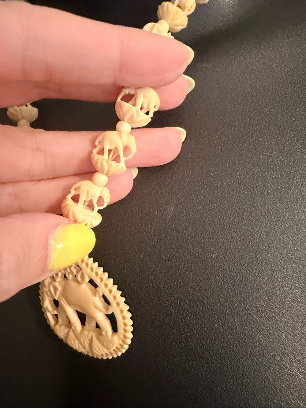 Vintage carved bone elephant necklace - Picture 4 of 6